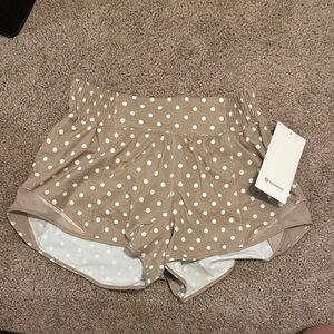 lululemon athletica Tan Polka Dot Hottie Hot Shorts size 6